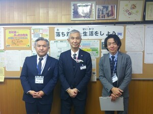 写真:高橋校長(左)、畑副校長(右)と
