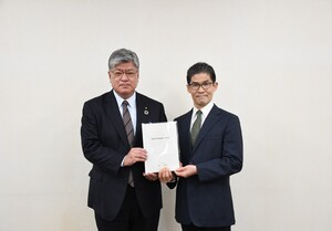 中間答申を受け取る様子