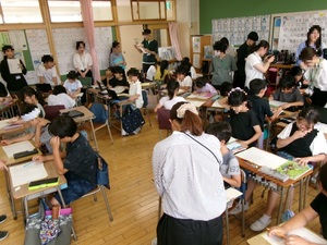 写真:「1人で考える」か「グループで考える」かが選べる授業の様子