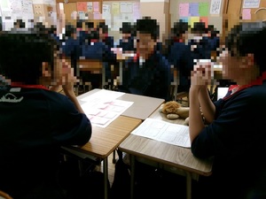 写真:グループ内での褒め合いの様子