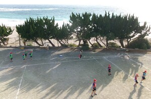 写真：海が目の前に広がる校庭で活動