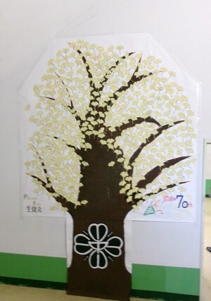 写真：生徒会が作成したお祝いの作品