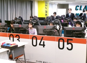 写真：決勝戦に挑む中学生（参加者）と見守る高校生（運営スタッフ）