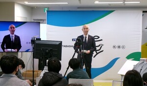 写真：閉会式での総評