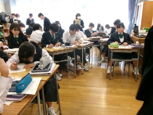 写真：7年生の理科の授業の様子