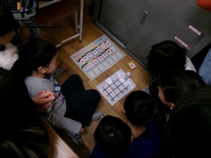 写真：みんなで集まって見てみよう