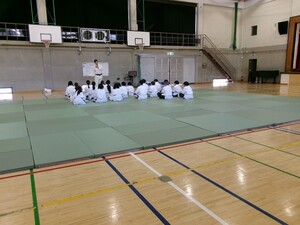 写真：体育館での授業