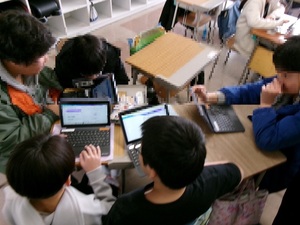 写真：課題をグループで共有する