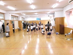 写真：1年生の授業（表現リズム遊び）