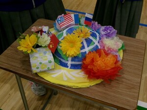 写真：平和を帽子で表現した生徒の作品