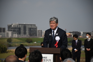 写真:挨拶する区長