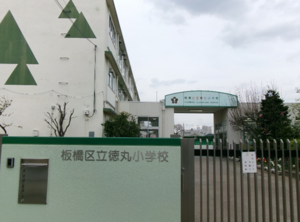 写真：小学校の校門