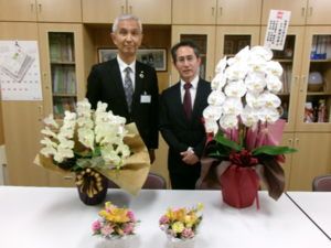 写真：板井校長（右）と