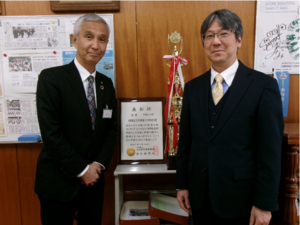 写真：中野校長（右）と
