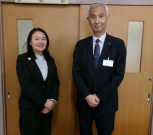 写真：安岡校長（左）と