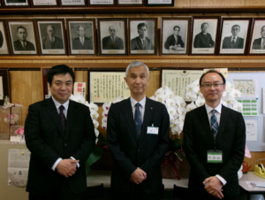 写真：海沼校長（右）、横田副校長（左）と