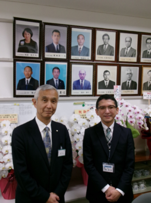 写真：藤本校長（右）と