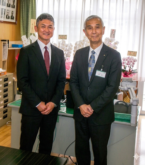 写真：高橋校長（左）と