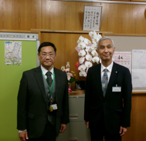 写真：吉澤校長（左）と