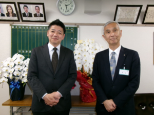 写真：福留校長（左）と