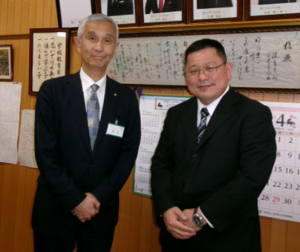 写真：齊藤校長（右）と