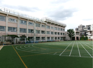 写真：校舎と校庭