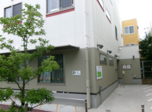写真：弥生小学校のあいキッズが入っている建物
