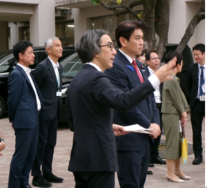 写真：松本大臣に説明する平岩代表理事