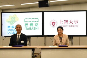 モニターの前に座る長沼豊教育長と杉村美紀学長