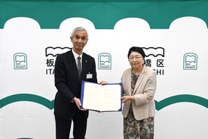 協定書を交わす長沼豊教育長と杉村美紀学長