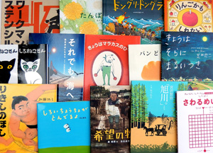 写真：ブックフェアで選書された日本の絵本