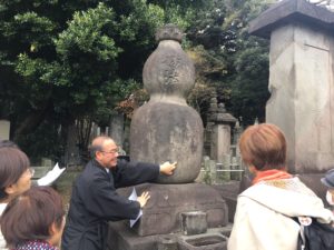 写真：探幽の墓見学の様子