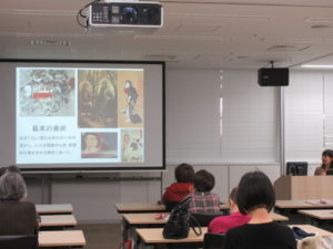 写真：幕末の動乱における日本美術についてのレクチャーの様子