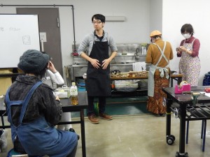 写真：人見元基・狛さん