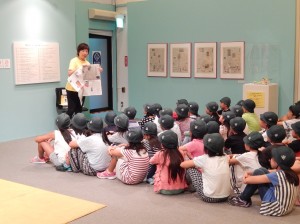 写真：来館した小学生たち