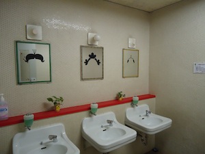 写真：女子トイレの鏡