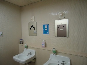 写真：男子トイレの鏡
