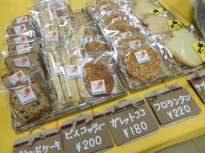 写真：陳列される焼き菓子