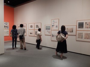 写真：展示を鑑賞する来館者