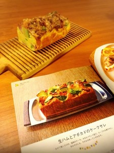 写真：雑誌と掲載されたパンの実物