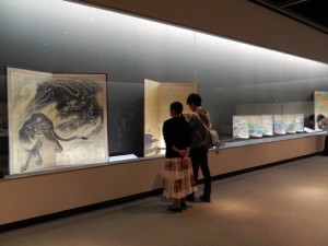 写真：作品を鑑賞する来館者3