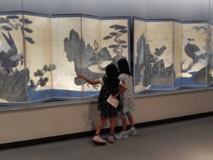 写真：作品を鑑賞する来館者1