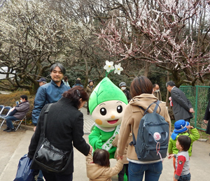 写真：りんりんちゃんと親子連れ