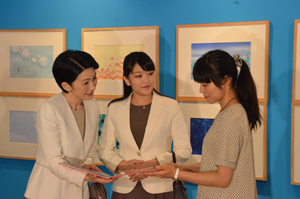 写真：秋篠宮妃紀子さまと長女眞子さま来館時の様子