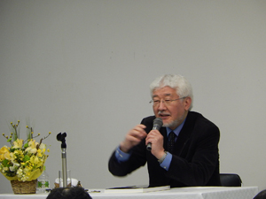写真：講演する安村敏信さん