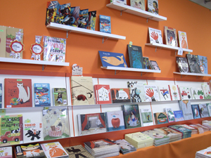 写真：カフェ・ボローニャ併設の書店の様子