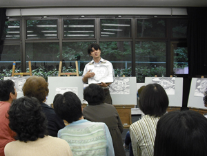 写真：デッサン講座講評会の様子