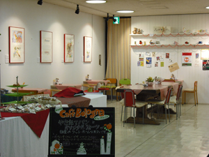 写真：30周年記念キャラクターの展示の様子