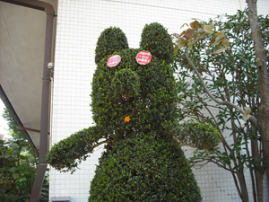 写真：美術館玄関前の緑のクマさん