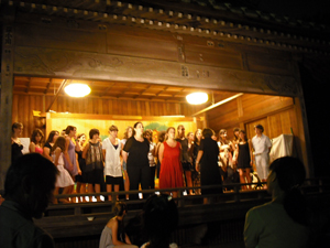 写真：天祖神社で熱唱する合唱団